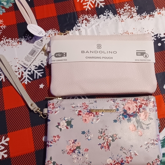 Bandolino Charging Wristlet - light pink only - Picture 2 of 8